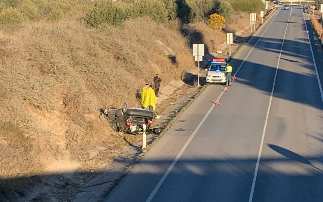 Vuelca un coche frente a cementerio de Cieza