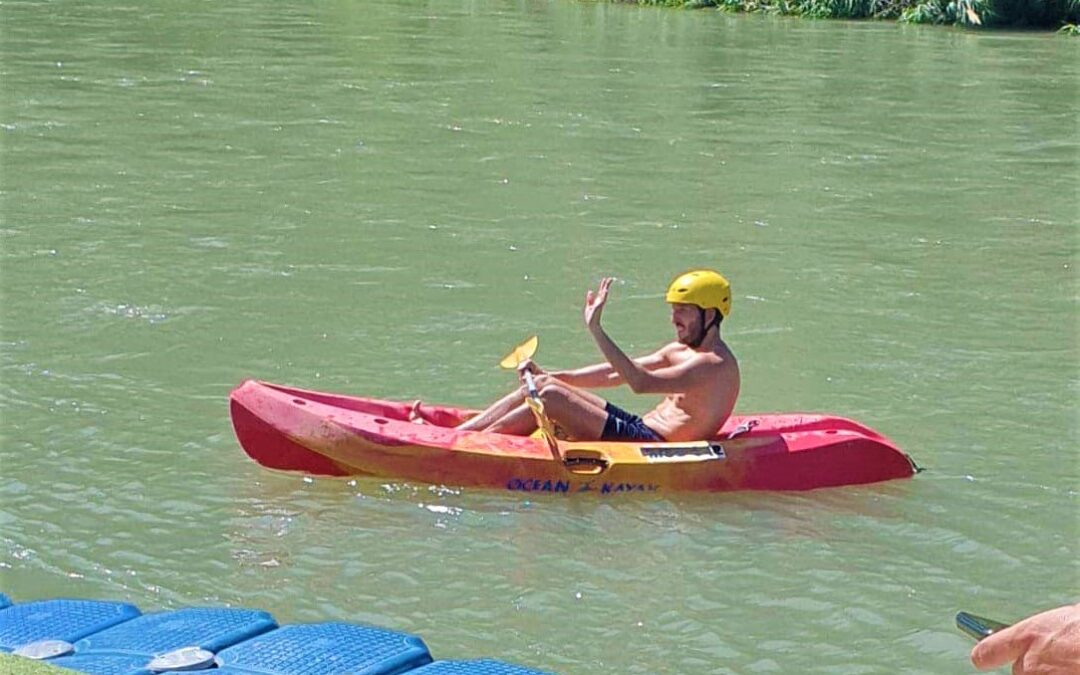 El cantante Sebastian Yatra realiza el descenso del Río Segura en kayak