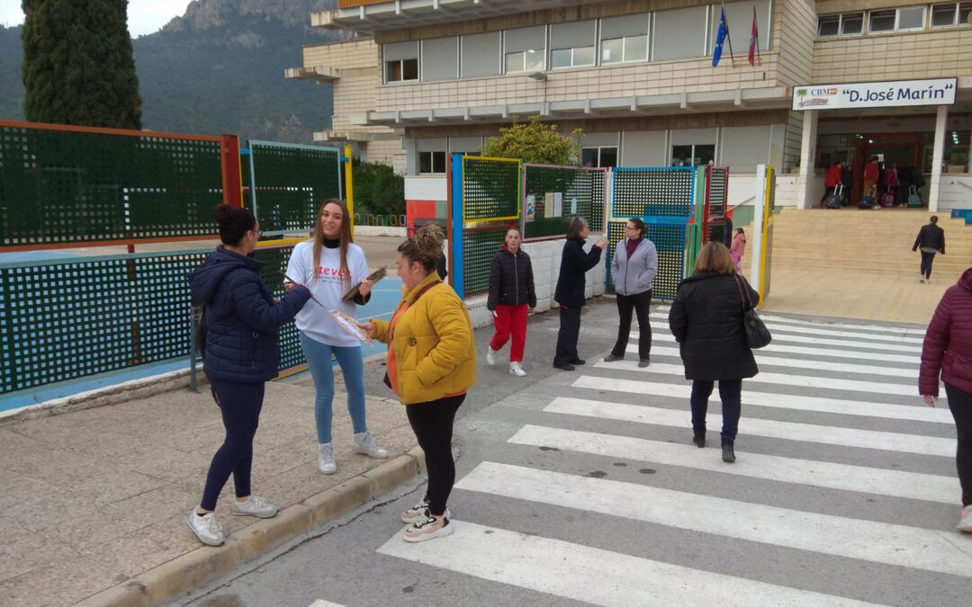 Economía Circular reparte recogedores de excrementos de perros