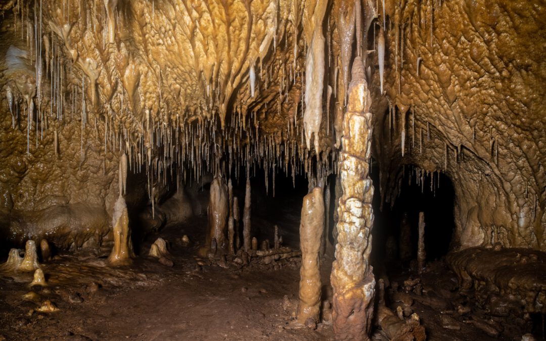 Investigadores de la Cueva del Arco descubren una gran cavidad