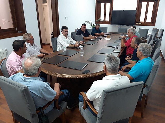 Ayuntamiento y agricultores analizan las posibilidades de pedir medidas de apoyo al sector