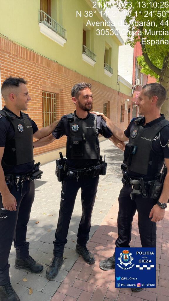 Agente David Penalva, en el centro felicitado por sus compañeros