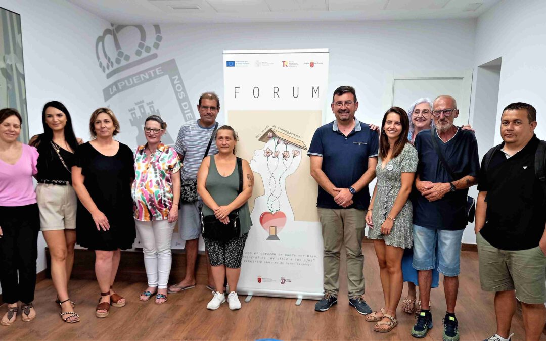 El alcalde de Cieza presenta ‘FÓRUM: otra mirada al sinhogarismo’