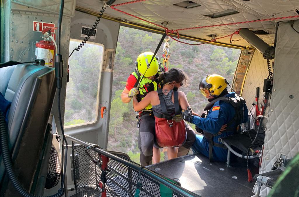 Rescatan en helicóptero a dos excursionistas con sus dos perros