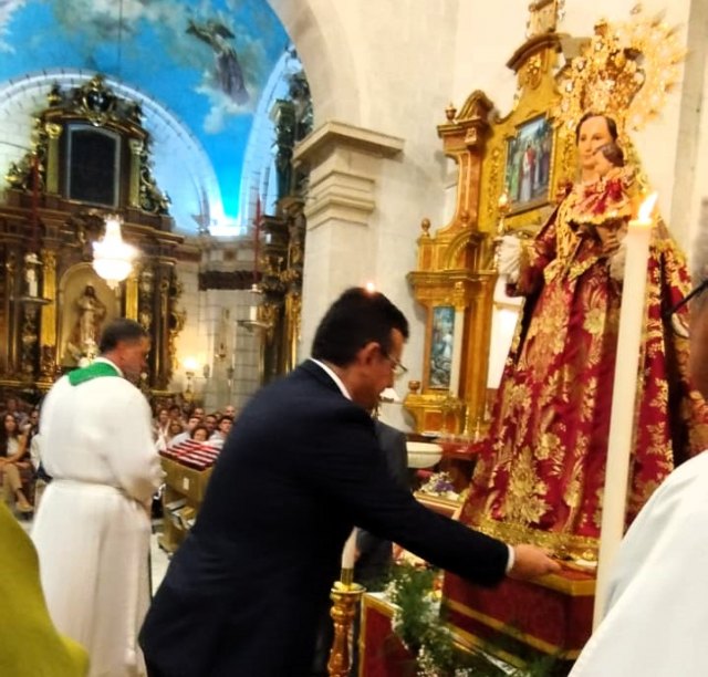 El alcalde cede el bastón de mando a la Virgen del Buen Suceso
