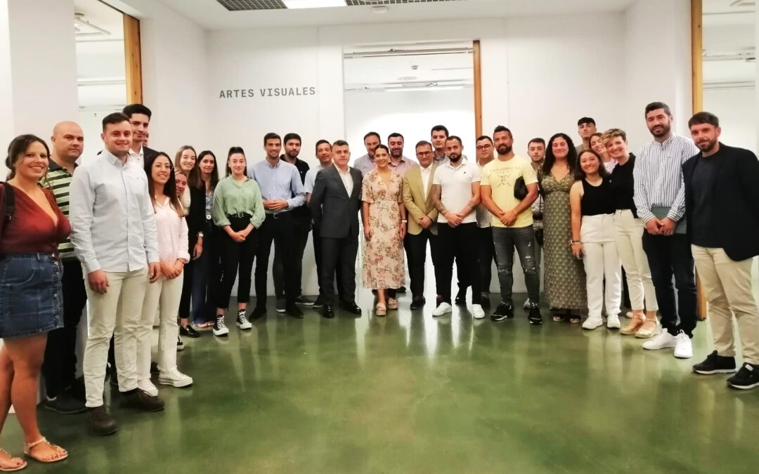 El concejal de Juventud asiste a una reunión con la directora general