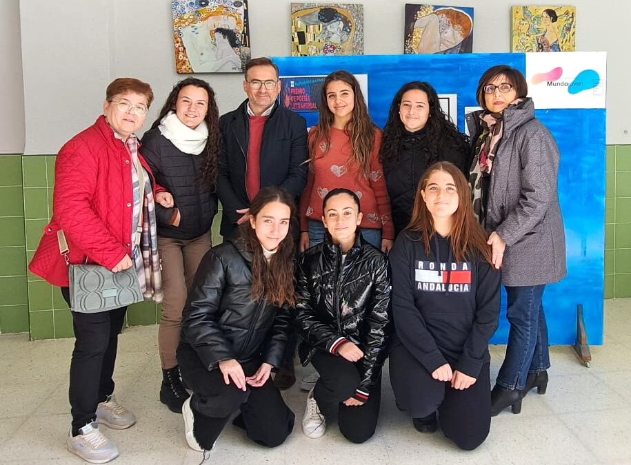 El concejal de Juventud visita a los corresponsales juveniles del Diego Tortosa