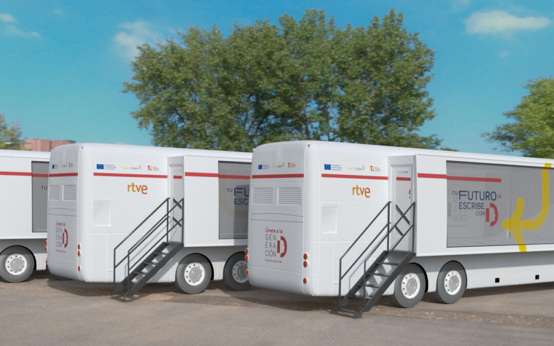 El autobús de ‘Generación D’ visita Cieza para descubrir el mundo digital