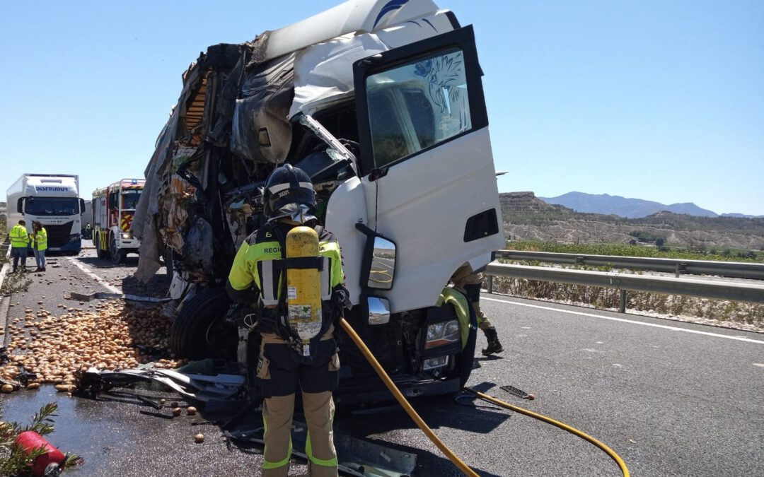 Dos heridos al colisionar dos camiones en Cieza