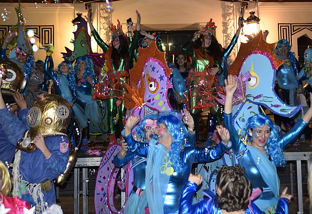 Guardianes del Arrecife gana el concurso de comparsas tras un desfile de carnaval multitudinario
