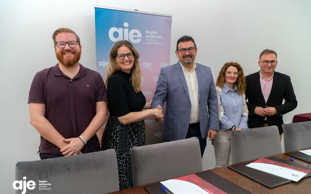 Firma de convenio entre AJE y el Ayuntamiento de Cieza