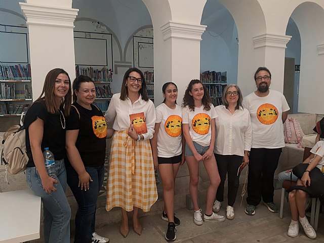 La biblioteca recibe la donación del libro “Monstruos al uso”