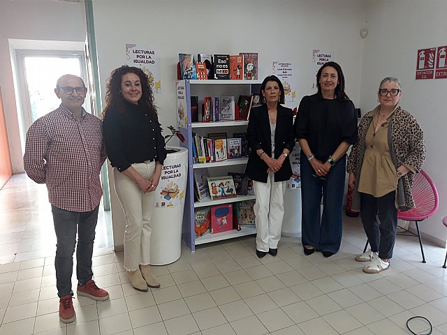 La biblioteca municipal habilita un punto permanente de lecturas por la igualdad