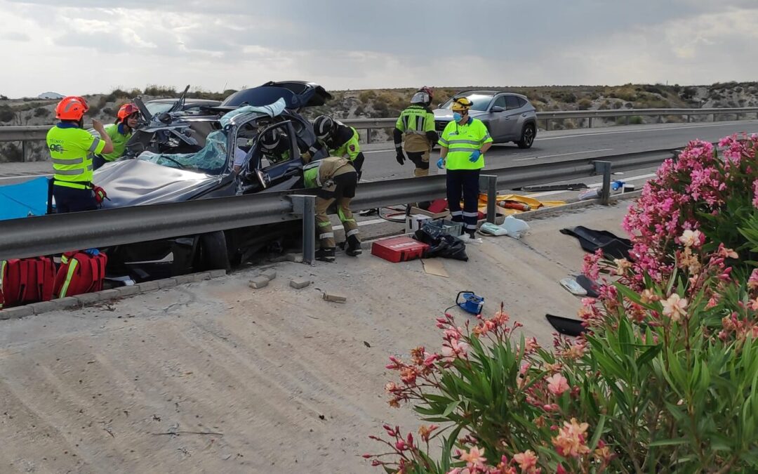 Servicios de emergencia intervienen en un accidente con dos heridos en Cieza