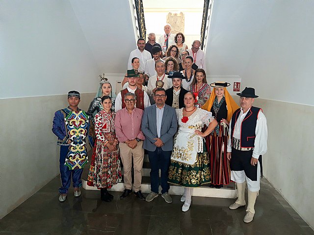 Recepción institucional a los grupos participantes en el 35 Festival Internacional de Folclore