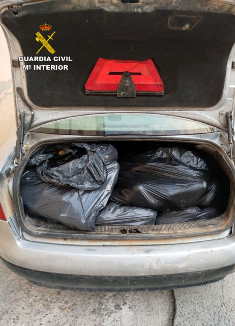 La Guardia Civil sorprende a dos personas en Cieza con 400 kilos de melocotones