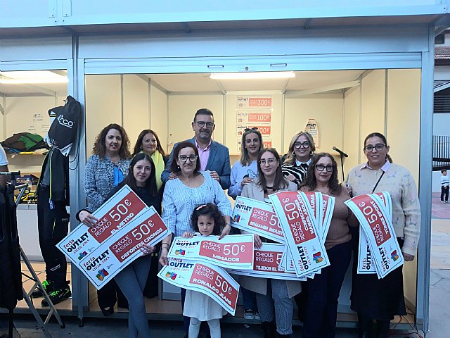 El sorteo de premios rubrica una exitosa edición de la Feria Oulet de Cieza