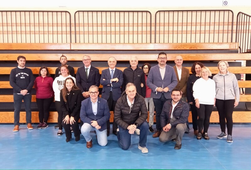 El primer grupo de ejercicio físico del programa Activa se estrena en el pabellón Juan José Angosto